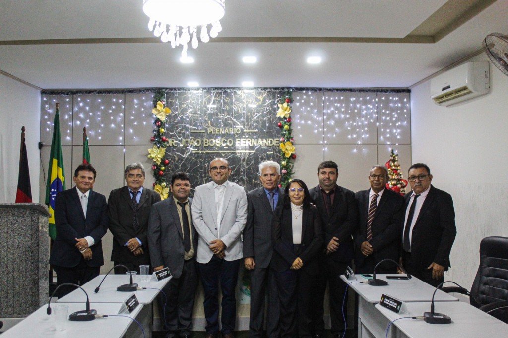 CÂMARA REALIZA SESSÃO SOLENE PARA ENTREGA DE HONRARIAS E TÍTULOS DE CIDADÃO BREJO-CRUZENSE